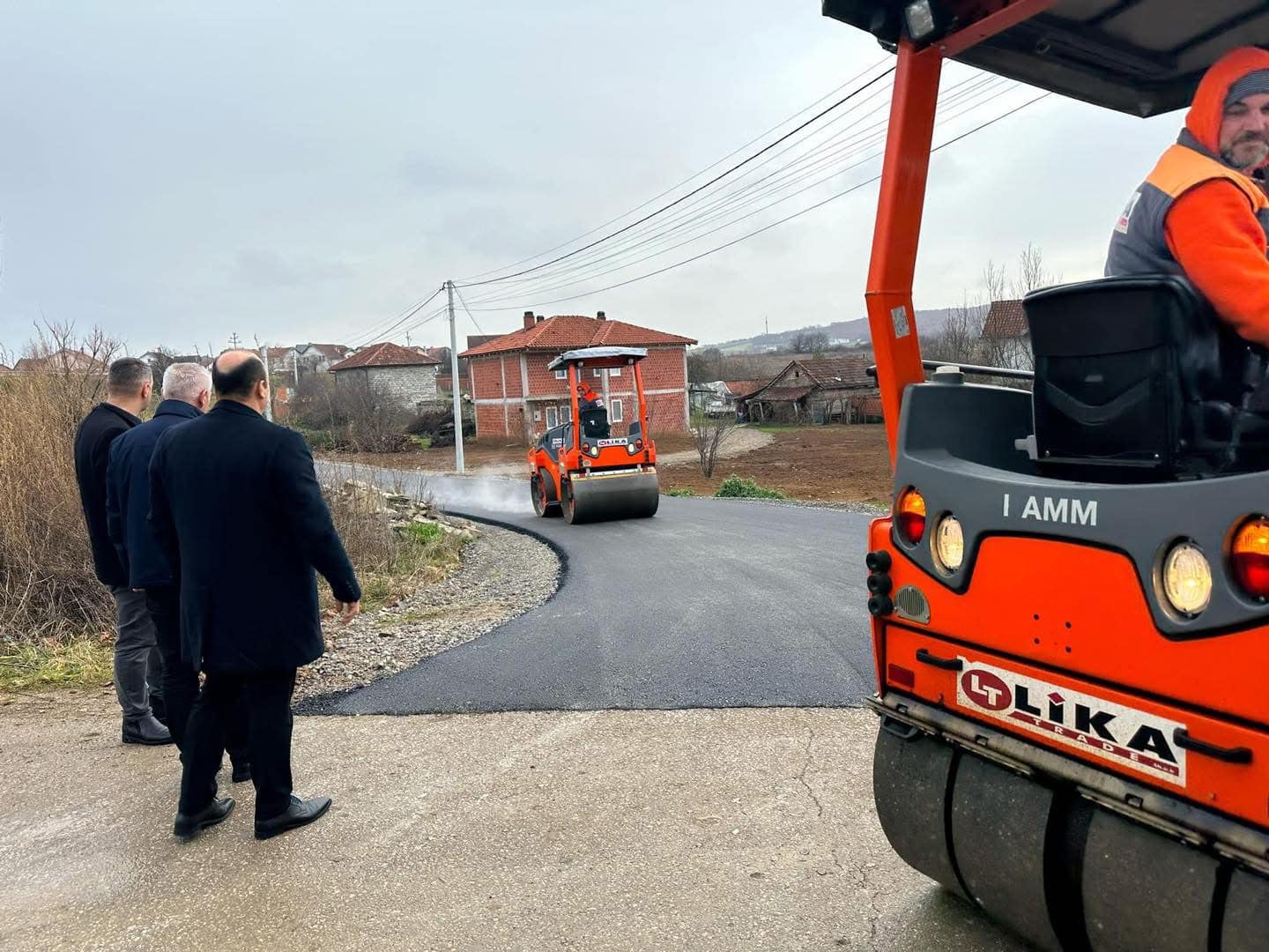 NË GLLAREVË PO ASFALTOHEN RRUGËT LOKALE