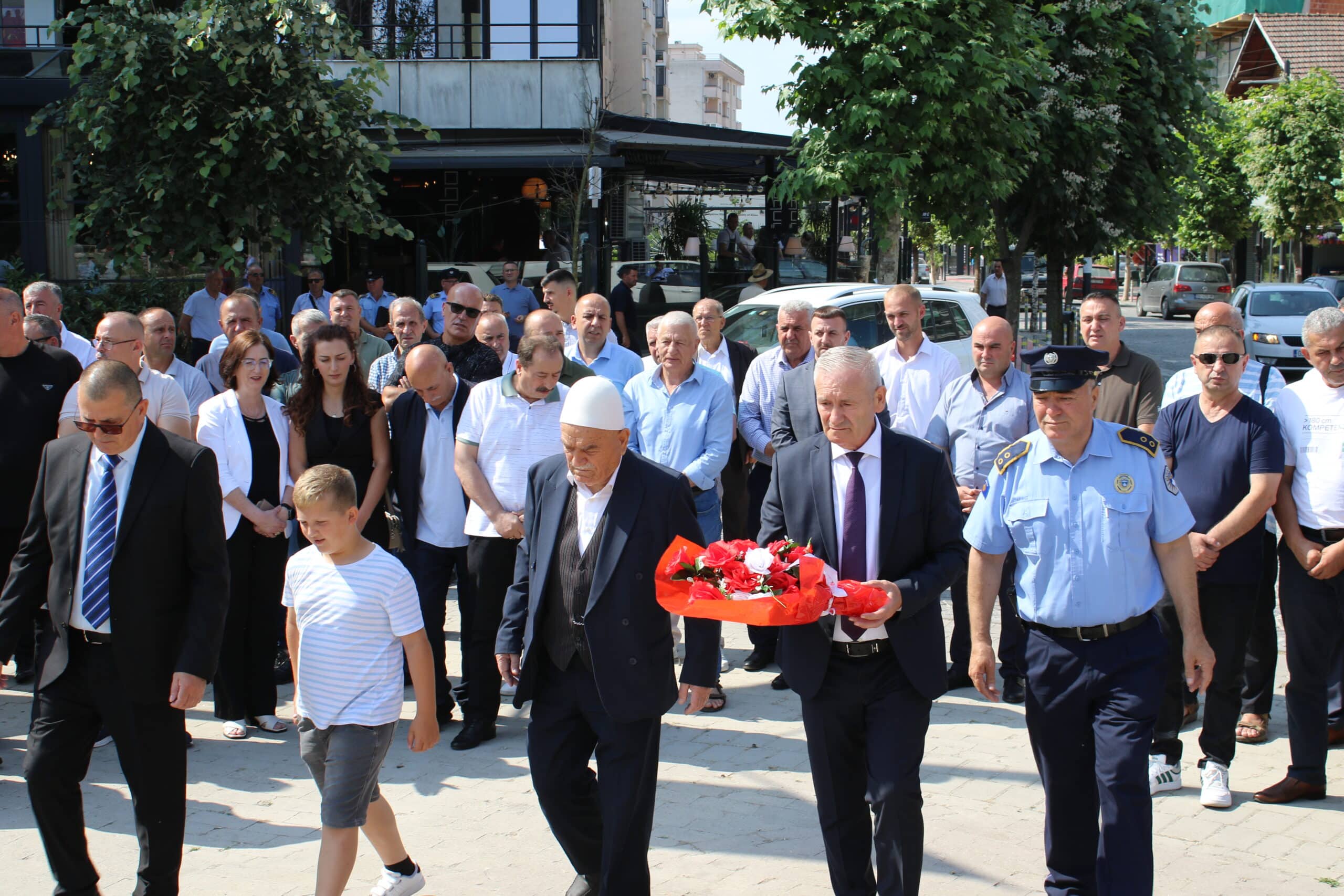 MBAHEN HOMAZHE DHE VENDOSEN KURORA LULESH NË NDERIM TË TË RËNËVE